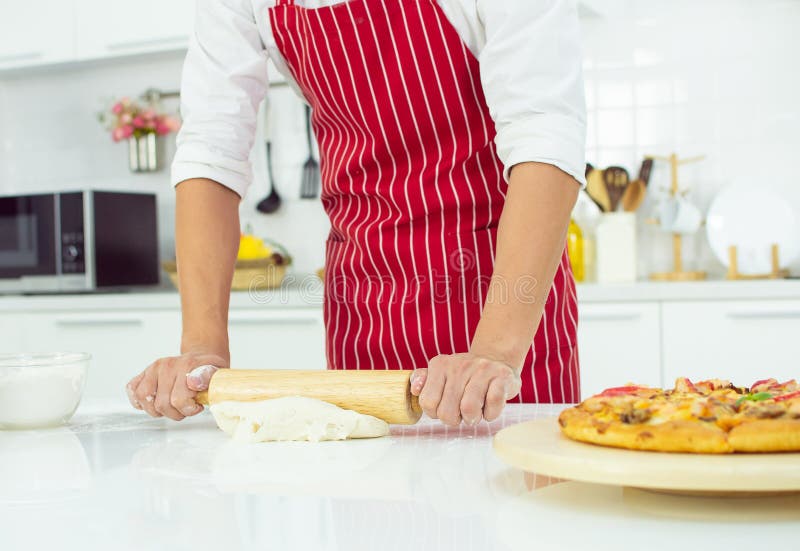 Mężczyzna robi pizzy obrazy stock Mężczyzna robi pizzy obrazy stock