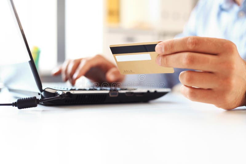 Mężczyzna Robi zakupy Online Używać laptop Z Kredytową kartą zdjęcia stock Mężczyzna Robi zakupy Online Używać laptop Z Kredytową kartą zdjęcia stock