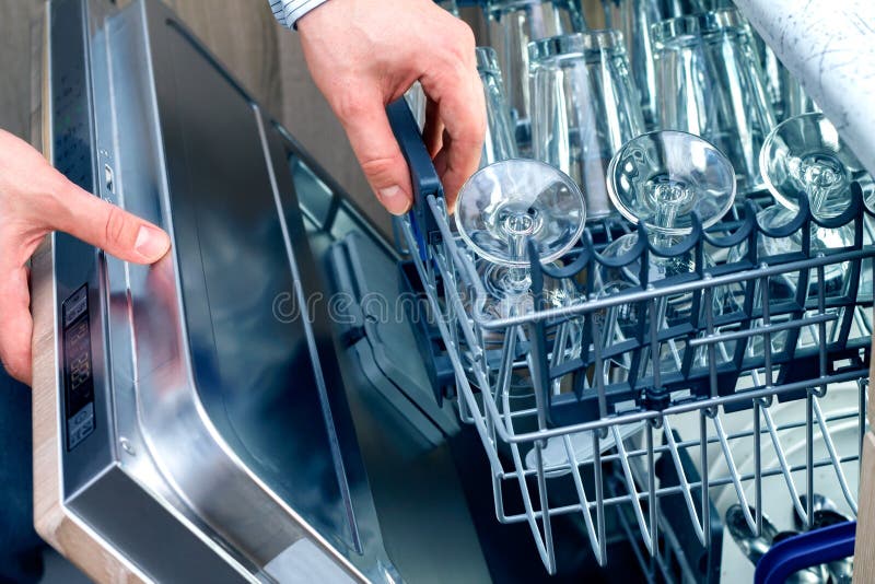 Mężczyzna ręka bierze out filtr zdjęcie stock