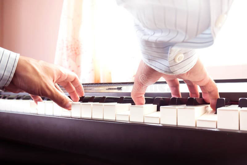 Mężczyzna ręki bawić się pianino muzyka klasyczna Sztuki i abstrakta tło zdjęcia royalty free Mężczyzna ręki bawić się pianino muzyka klasyczna Sztuki i abstrakta tło zdjęcia royalty free
