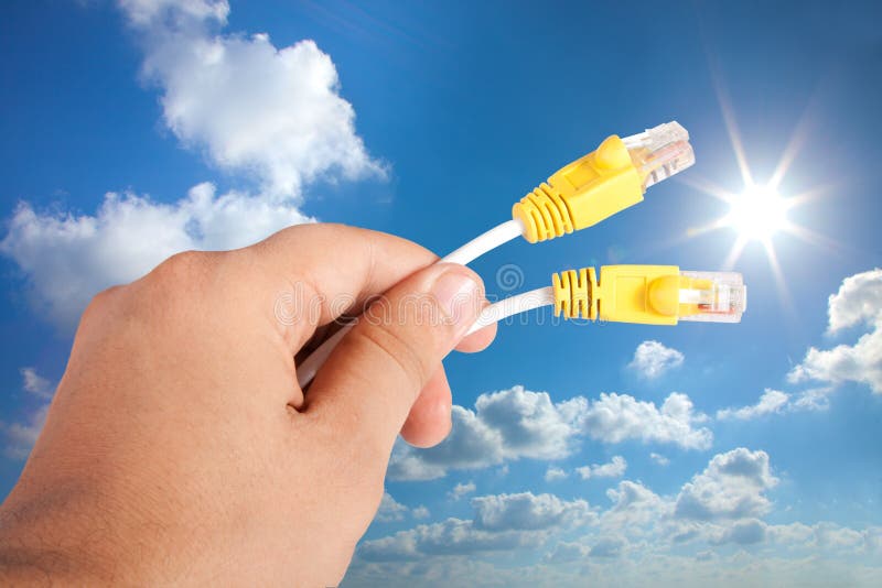 Mężczyzna ręki mienia interneta dane kabel zdjęcie royalty free Mężczyzna ręki mienia interneta dane kabel zdjęcie royalty free