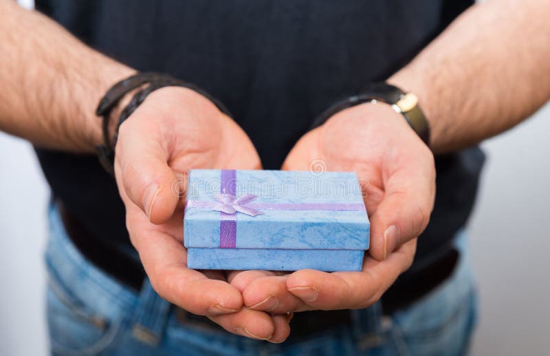 Mężczyzna ` s ręki mienia prezenta pudełko obrazy stock Mężczyzna ` s ręki mienia prezenta pudełko obrazy stock