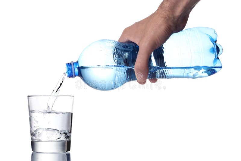 Mężczyzna ` s ręki pełnia wodny szkło z plastikową butelką, ścinek ścieżka zawierać zdjęcie stock Mężczyzna ` s ręki pełnia wodny szkło z plastikową butelką, ścinek ścieżka zawierać zdjęcie stock