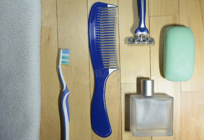 Mężczyzna ` s Toiletries podróży zestaw zdjęcie royalty free Mężczyzna ` s Toiletries podróży zestaw zdjęcie royalty free