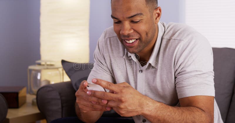 Mężczyzna texting na telefonie komórkowym zdjęcie royalty free Mężczyzna texting na telefonie komórkowym zdjęcie royalty free
