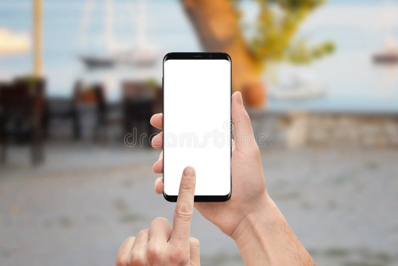 Mężczyzna trzyma nowożytnego mądrze telefon z round pokazem ostrzy zdjęcia stock Mężczyzna trzyma nowożytnego mądrze telefon z round pokazem ostrzy zdjęcia stock
