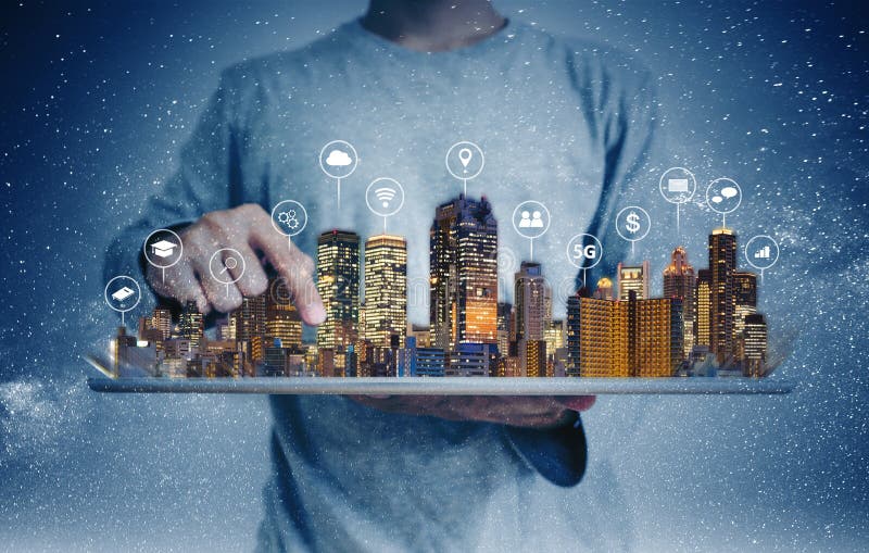 Mężczyzna używa cyfrową pastylkę z budynku interneta i holograma środków ikonami Mądrze miasta, 5g, interneta i networking techno