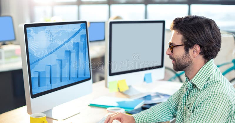 Mężczyzna używa komputer stacjonarnego w biurze zdjęcie stock