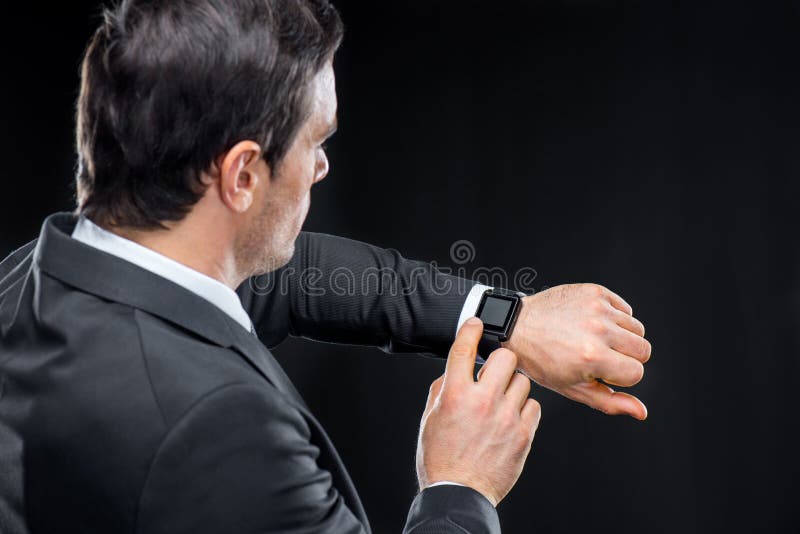 Mężczyzna używa smartwatch fotografia royalty free Mężczyzna używa smartwatch fotografia royalty free