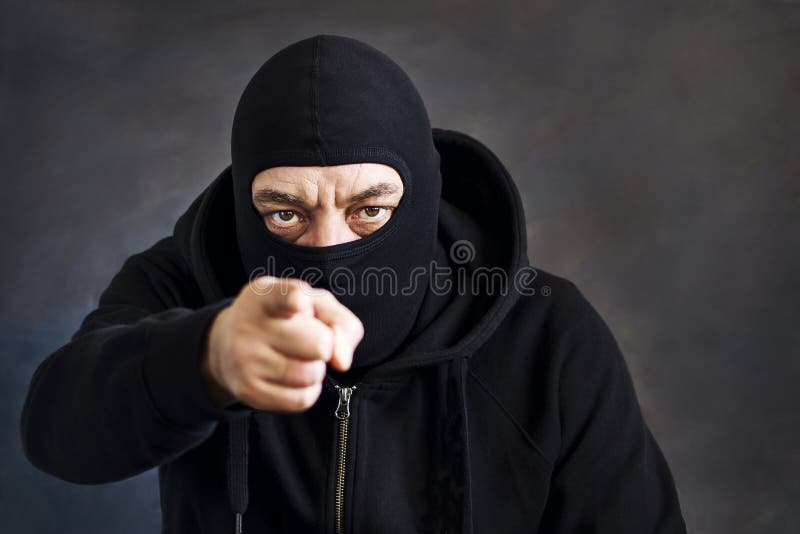 Mężczyzna w balaclava na ciemnym tle kosmos kopii Pojęcie kraść, łudzenie obrazy royalty free Mężczyzna w balaclava na ciemnym tle kosmos kopii Pojęcie kraść, łudzenie obrazy royalty free