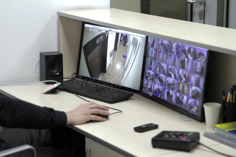 Mężczyzna W Kontrolnego pokoju monitorowanie Cctv Wieloskładnikowym materiale filmowym fotografia royalty free Mężczyzna W Kontrolnego pokoju monitorowanie Cctv Wieloskładnikowym materiale filmowym fotografia royalty free