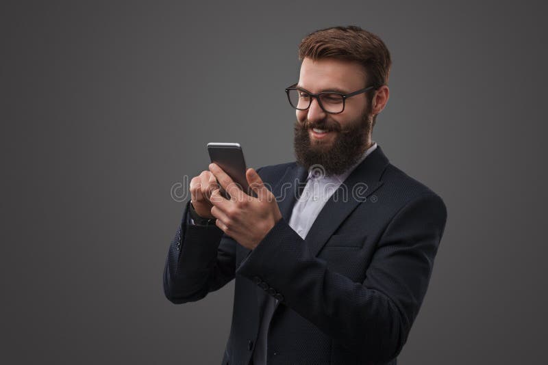 Mężczyzna w kostiumu używać telefon w studiu zdjęcia stock Mężczyzna w kostiumu używać telefon w studiu zdjęcia stock