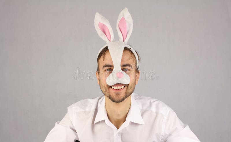 Mężczyzna w maskowym Wielkanocnym króliku patrzeje kamerę i uśmiech zdjęcia stock Mężczyzna w maskowym Wielkanocnym króliku patrzeje kamerę i uśmiech zdjęcia stock