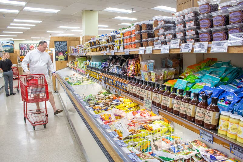 Mężczyzna w Trader Joe zdjęcia royalty free