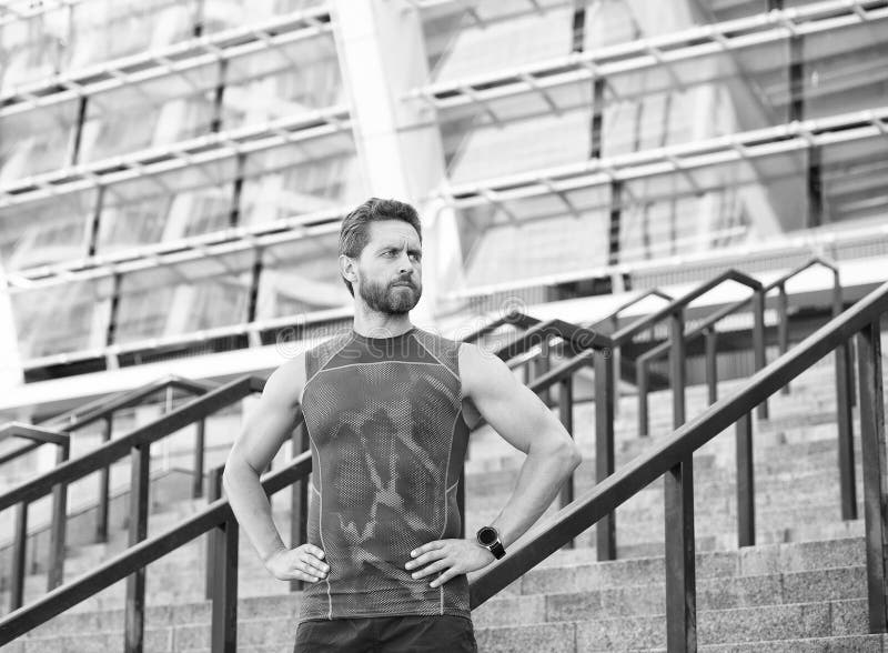 Mężczyzna w ubraniu sportowym. mała przerwa. brodaty jogger. brodaty sportowiec po sesji treningowej sprawdzający sprawność zdjęcie royalty free
