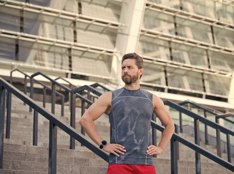 Mężczyzna w ubraniu sportowym. mała przerwa. brodaty jogger. brodaty sportowiec po sesji treningowej sprawdzający sprawność zdjęcie stock
