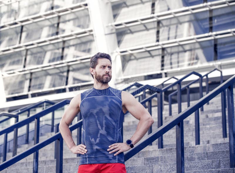 Mężczyzna w ubraniu sportowym. mała przerwa. brodaty jogger. brodaty sportowiec po sesji treningowej sprawdzający sprawność fotografia stock