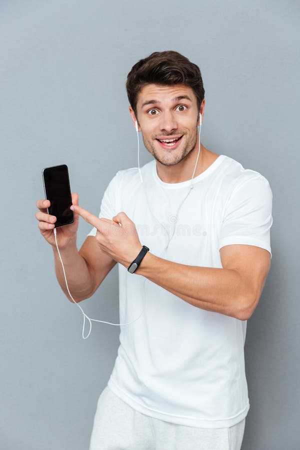 Mężczyzna wskazuje palec przy mądrze telefonem obrazy stock Mężczyzna wskazuje palec przy mądrze telefonem obrazy stock