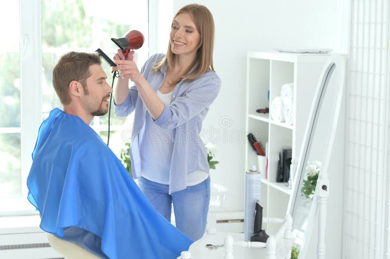 Mężczyzna z fryzurą od fryzjerki w salon obrazy stock