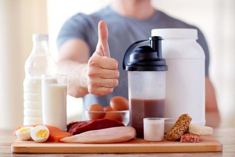 Mężczyzna z proteinowym jedzeniem pokazuje aprobaty fotografia stock Mężczyzna z proteinowym jedzeniem pokazuje aprobaty fotografia stock