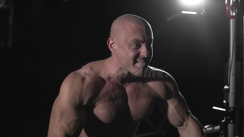 Mężczyzny bodybuilder klatki piersiowej stażowi mięśnie w zwolnionym tempie zbiory Mężczyzny bodybuilder klatki piersiowej stażowi mięśnie w zwolnionym tempie zbiory