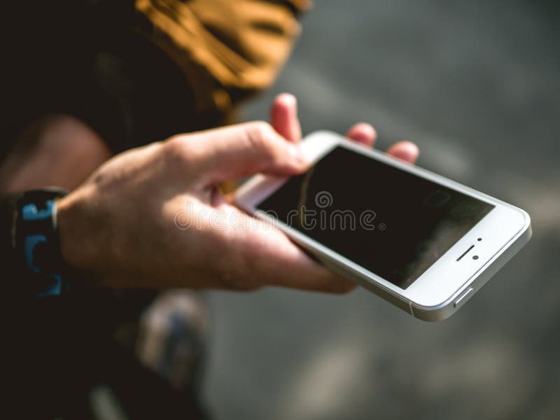 Mężczyzny mienia telefon komórkowy w ich ręce zdjęcia royalty free Mężczyzny mienia telefon komórkowy w ich ręce zdjęcia royalty free