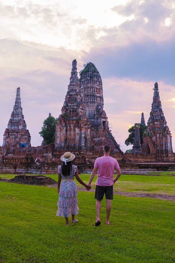 Mężczyźni i kobiety z tą wizytą turystyczną w tajlandii ayutthaya na wat chaiwatthanaram podczas zachodu słońca fotografia royalty free