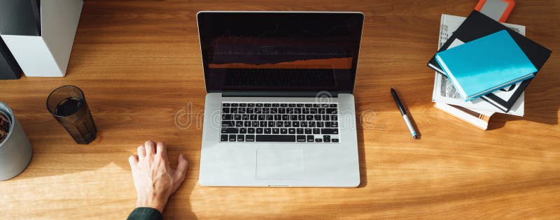Mężczyźni pracujący na rynku giełdowym i analizujący tendencje w zakresie papierów wartościowych. obraz szeroki zdjęcia stock