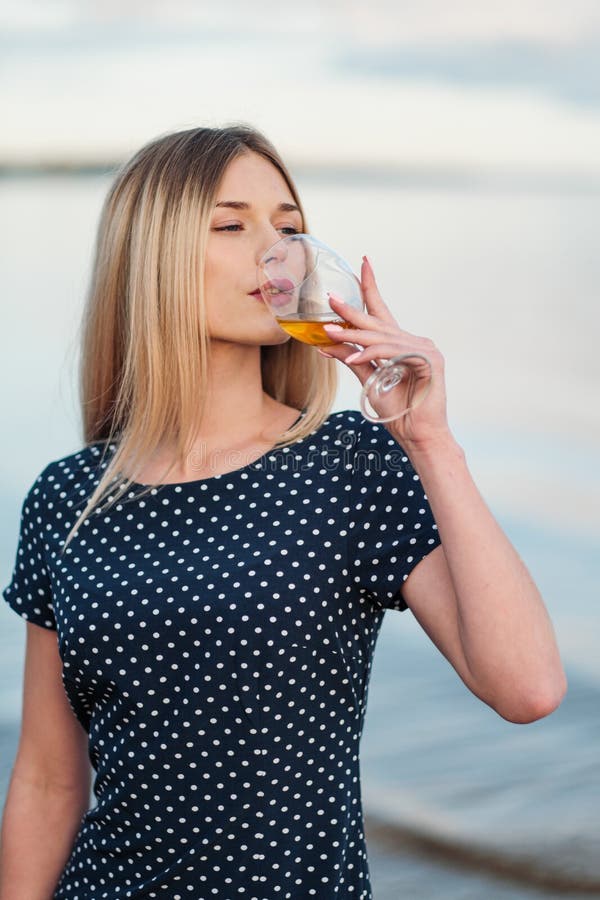 Młoda atrakcyjna blond kobieta w błękitnej sukni, chodzi wzdłuż seashore Portret uśmiechnięta kobieta na wakacje z zdjęcie royalty free Młoda atrakcyjna blond kobieta w błękitnej sukni, chodzi wzdłuż seashore Portret uśmiechnięta kobieta na wakacje z zdjęcie royalty free