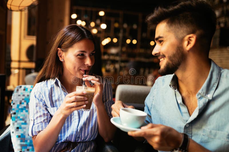 Młoda atrakcyjna para na dacie w sklep z kawą