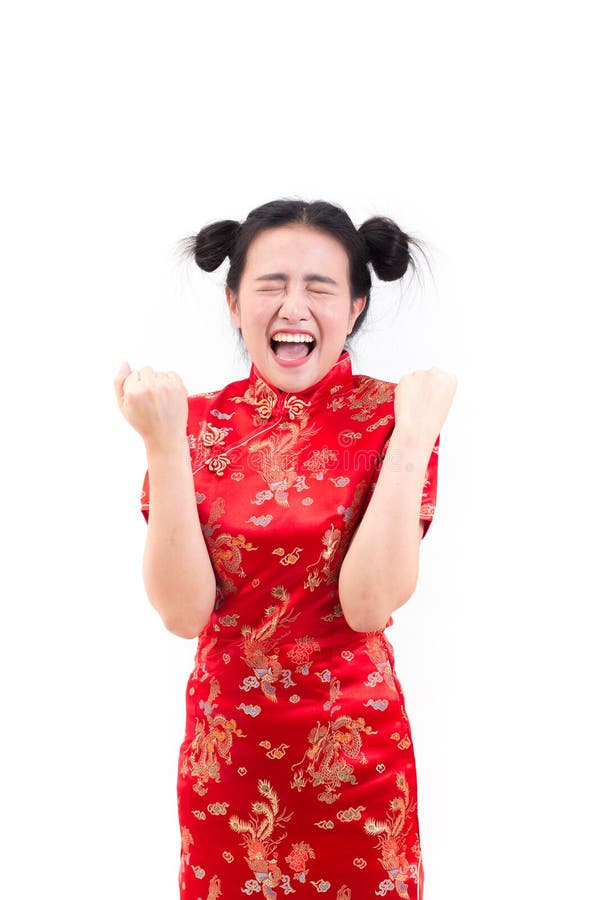 Młoda azjatykcia kobieta jest ubranym chińczyka smokingowego tradycyjnego cheongsam z zdziwiony z podnieceniem szczęśliwy krzycze obrazy royalty free Młoda azjatykcia kobieta jest ubranym chińczyka smokingowego tradycyjnego cheongsam z zdziwiony z podnieceniem szczęśliwy krzycze obrazy royalty free