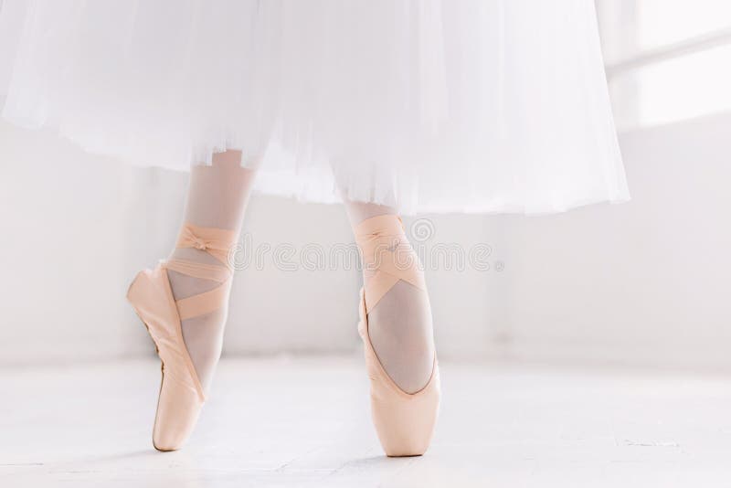 Młoda balerina, zbliżenie na nogach i buty, stoi w pointe pozyci obrazy royalty free Młoda balerina, zbliżenie na nogach i buty, stoi w pointe pozyci obrazy royalty free