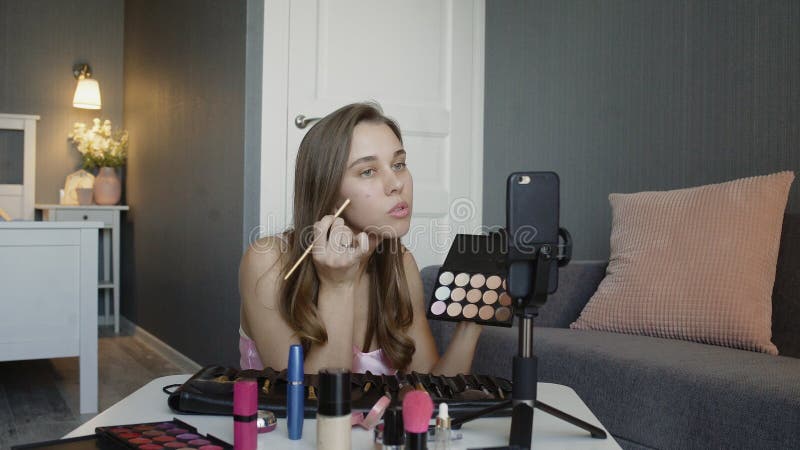 Młoda blogerka nagrywa wideo vlog z kosmetycznym makijażem w domu, internetowy użytkownik na temat koncepcji mediów społecznościow zdjęcie wideo