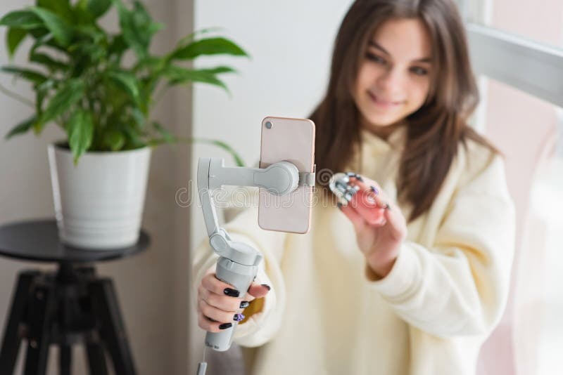 Młoda blogerka piękności na żywo nadawała recenzję kosmetyków w mediach społecznościowych. nowoczesna kobieta-influenzae pokazuje fotografia stock