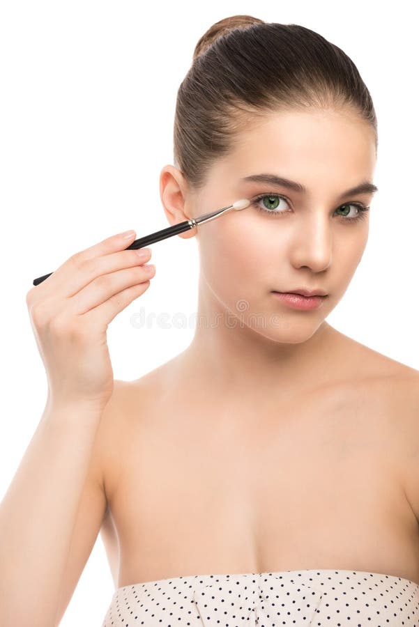 Młoda brunetki kobieta z czystą twarzą Dziewczyny perfect skóra stosuje kosmetyka muśnięcie odosobniony miotła biel obraz stock Młoda brunetki kobieta z czystą twarzą Dziewczyny perfect skóra stosuje kosmetyka muśnięcie odosobniony miotła biel obraz stock