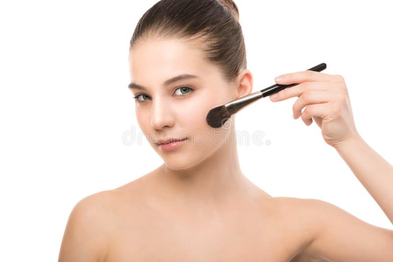 Młoda brunetki kobieta z czystą twarzą Dziewczyny perfect skóra stosuje kosmetyka muśnięcie odosobniony miotła biel zdjęcia royalty free Młoda brunetki kobieta z czystą twarzą Dziewczyny perfect skóra stosuje kosmetyka muśnięcie odosobniony miotła biel zdjęcia royalty free