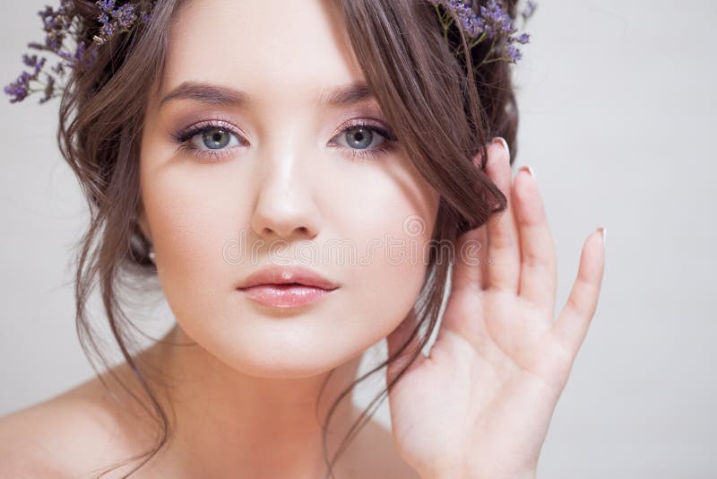 Młoda brunetki kobieta z pięknym wiosny spojrzeniem, fryzura z wyplata i błękit kwitnie zdjęcia stock Młoda brunetki kobieta z pięknym wiosny spojrzeniem, fryzura z wyplata i błękit kwitnie zdjęcia stock