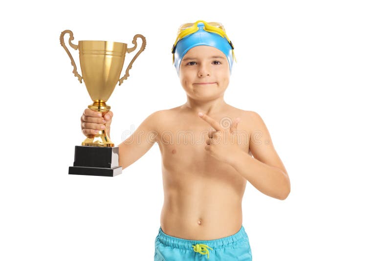Młoda chłopiec pływaczka z złoty trofeum wskazywać fotografia stock Młoda chłopiec pływaczka z złoty trofeum wskazywać fotografia stock