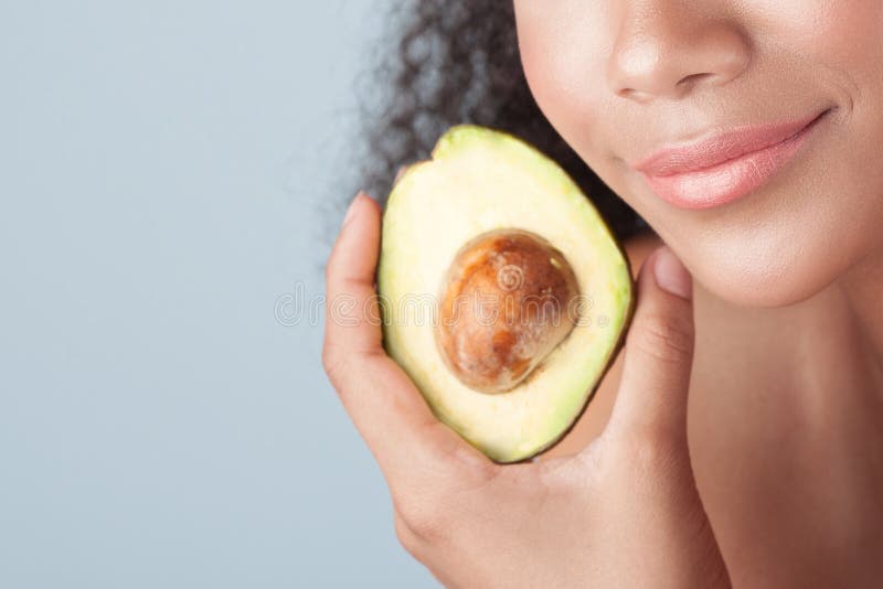 Młoda czarna dziewczyna z czystą doskonalić skórą z avocado w górę obraz royalty free Młoda czarna dziewczyna z czystą doskonalić skórą z avocado w górę obraz royalty free
