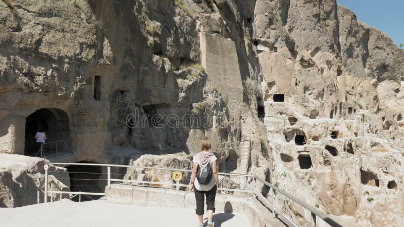 Młoda dziewczyna chodzi w jama monasterze Vardzia, Gruzja -