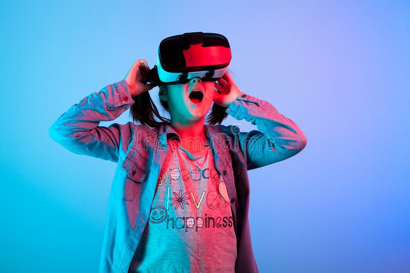 Młoda dziewczyna ogląda film na VR słuchawki obrazy stock Młoda dziewczyna ogląda film na VR słuchawki obrazy stock