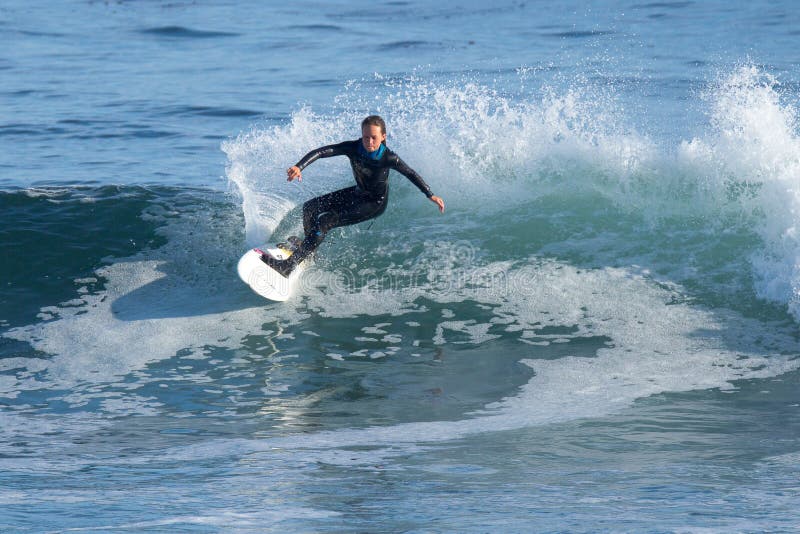 Młoda Dziewczyna Surfuje fala w Kalifornia