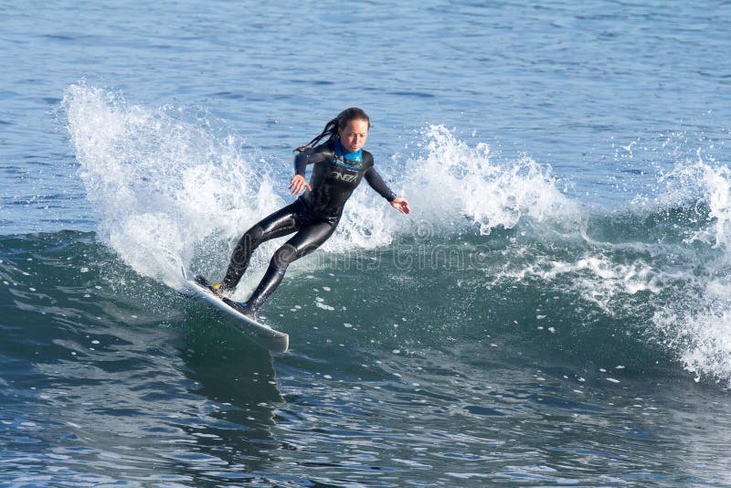 Młoda Dziewczyna Surfuje fala w Kalifornia