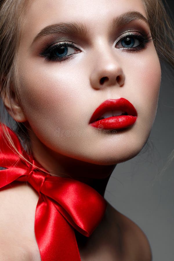 Młoda dziewczyna z wieczór czerwieni i makeup wargami Piękny model w wizerunku Świątobliwa walentynka idealna skóra zdjęcia royalty free Młoda dziewczyna z wieczór czerwieni i makeup wargami Piękny model w wizerunku Świątobliwa walentynka idealna skóra zdjęcia royalty free
