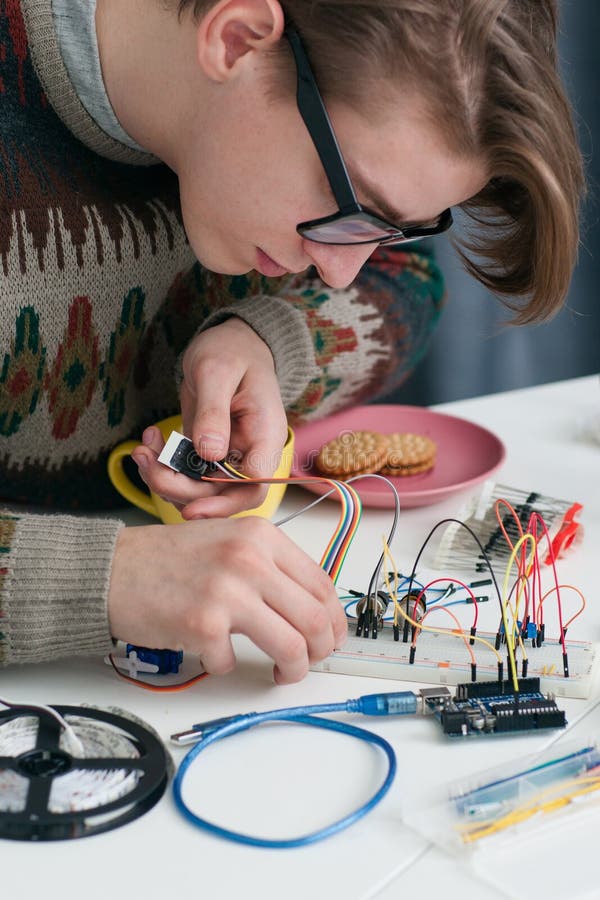 Młoda fajtłapa łączy druty breadboard obrazy stock Młoda fajtłapa łączy druty breadboard obrazy stock