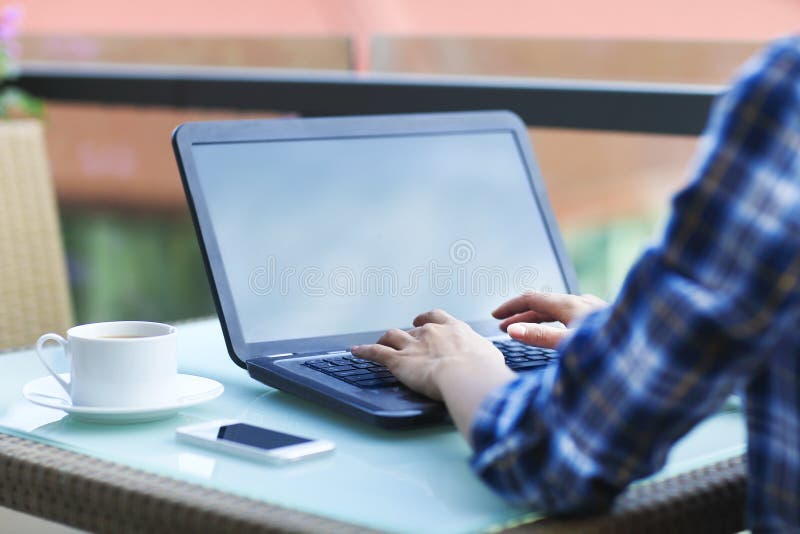 Młoda freelancer kobieta używa laptopu obsiadanie przy cukiernianą zakładką zdjęcie stock Młoda freelancer kobieta używa laptopu obsiadanie przy cukiernianą zakładką zdjęcie stock