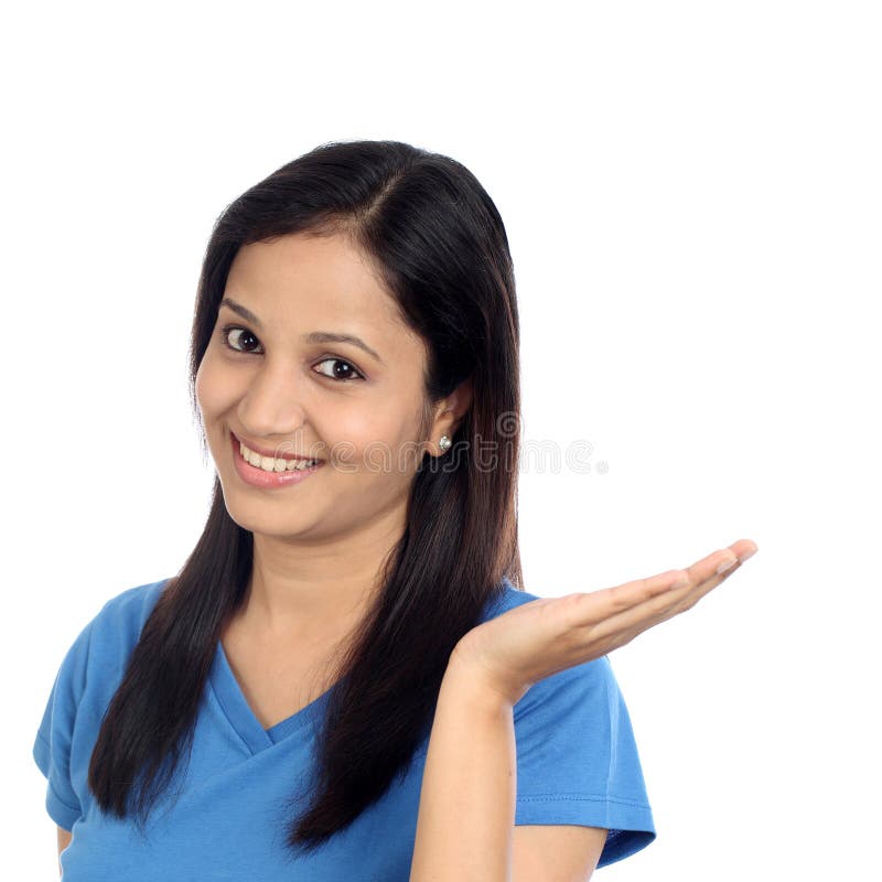 Młoda Indiańska dziewczyna pokazuje jej palmy up zdjęcia stock Młoda Indiańska dziewczyna pokazuje jej palmy up zdjęcia stock