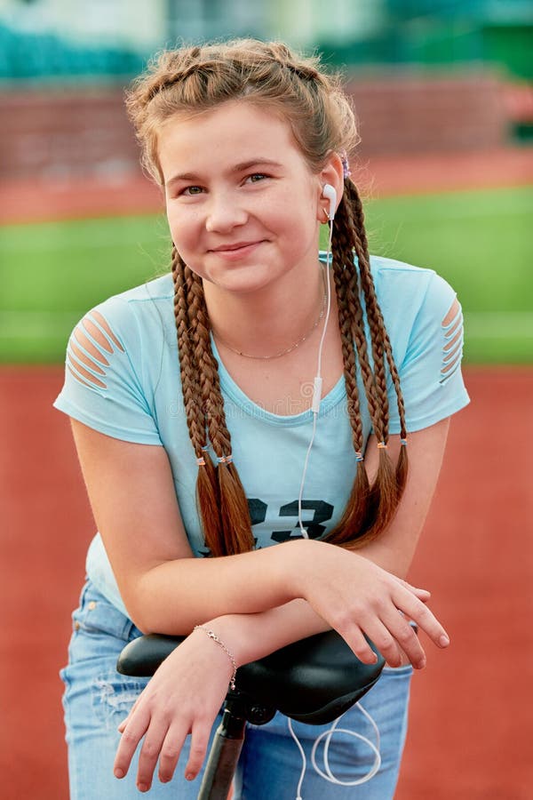 Młoda jaskrawa dziewczyna kocha sporty Zbliżenie portret nastoletnia dziewczyna zdjęcie stock Młoda jaskrawa dziewczyna kocha sporty Zbliżenie portret nastoletnia dziewczyna zdjęcie stock