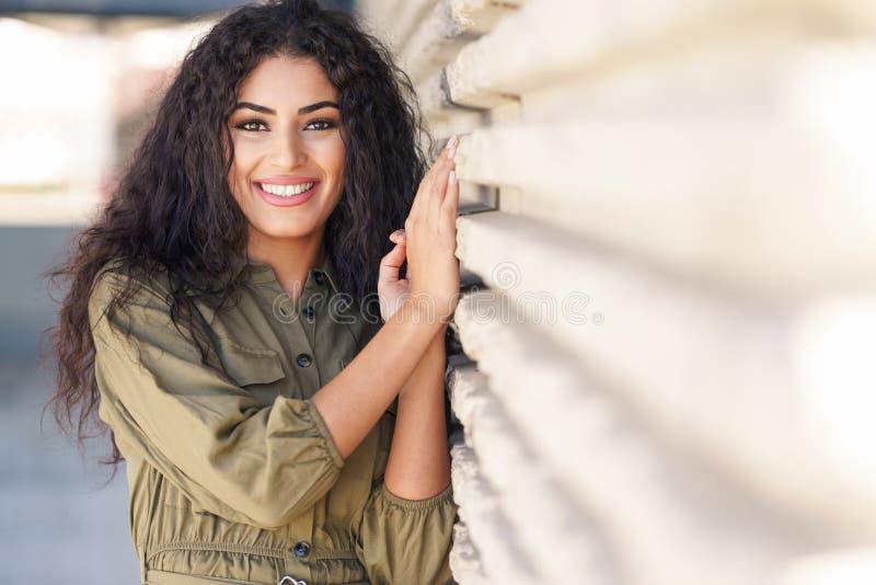 Młoda kobieta arabska z kręconymi włosami na zewnątrz
