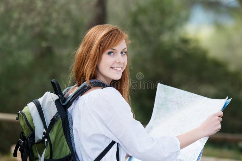 Młoda kobieta backpacking w naturze